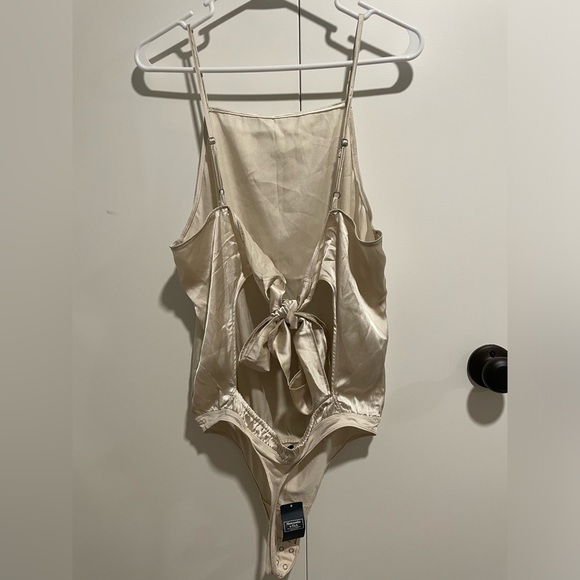 ABERCROMBIE & FITCH Bow Back Cami Bodysuit - Picture 3 of 12